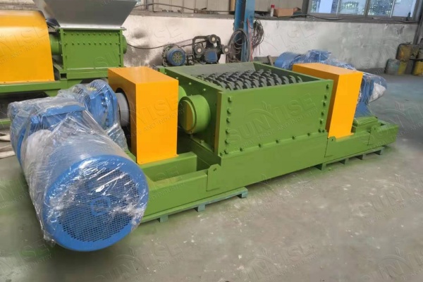 Two-axis shredder in waste e-waste recycling production line